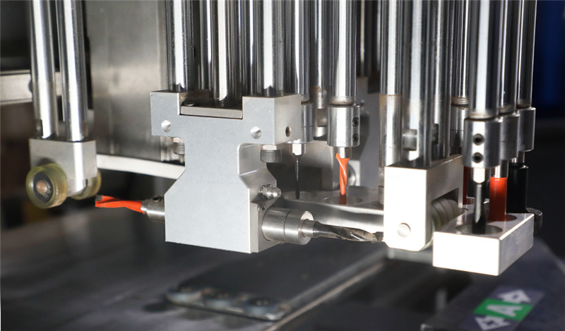 Шест странична CNC машина за дупчење Модел HK612B-03 (2)